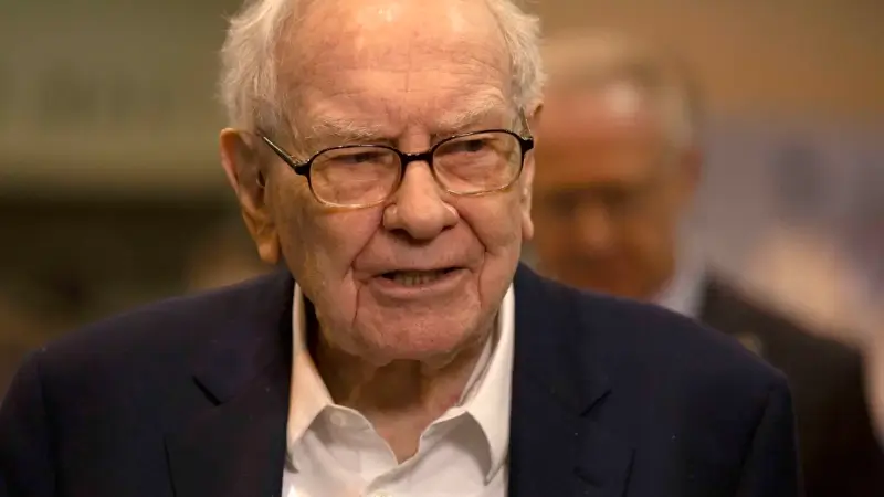 Berkshire Hathaway’s Cash Reserves Hit Record $325 Billion As Buffett Ramps Up Stock Sales & Halts Buybacks